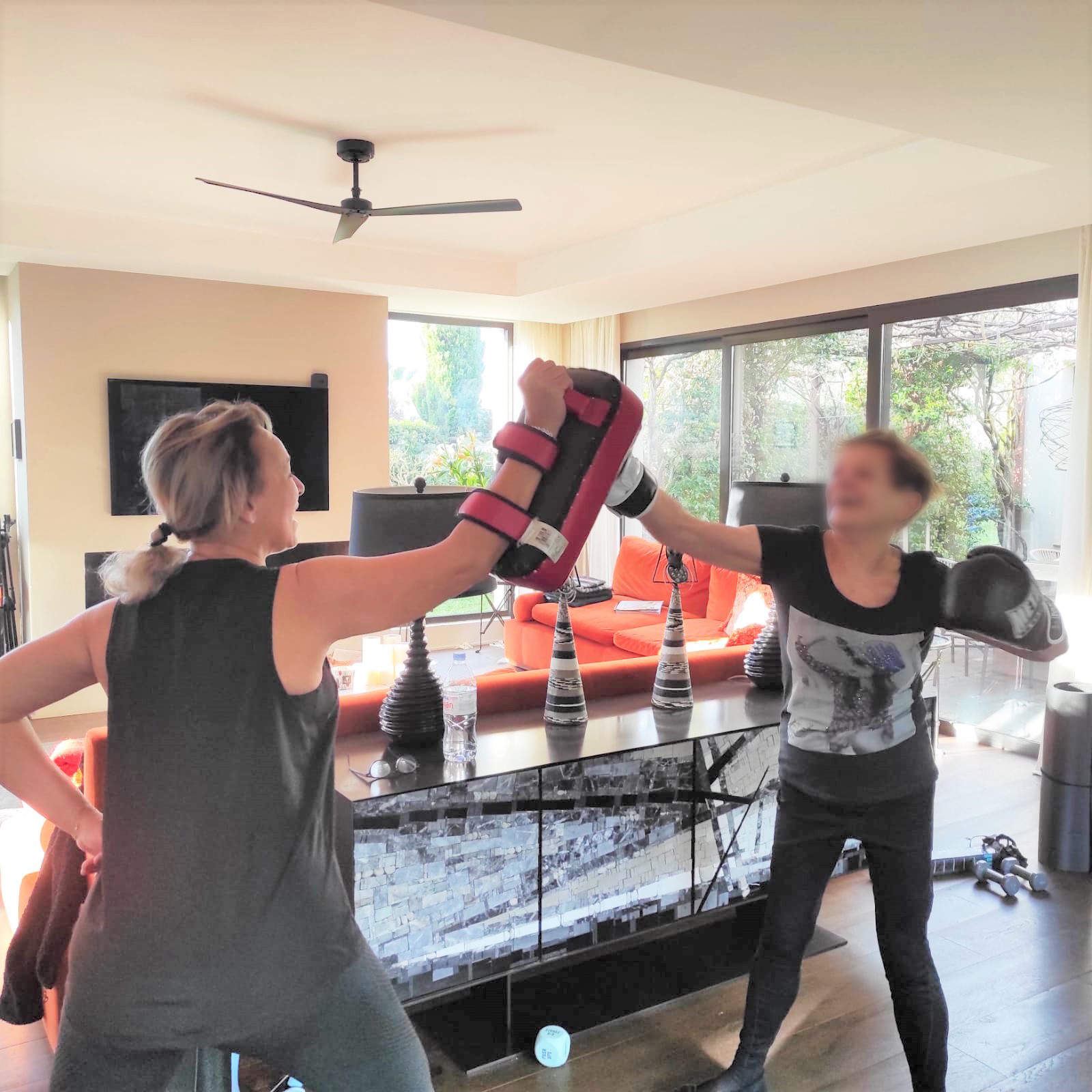 femmes en cours de cardio pratiquant la boxe pendant le cours d'Anne-Edwige Sulpice coach sportive.