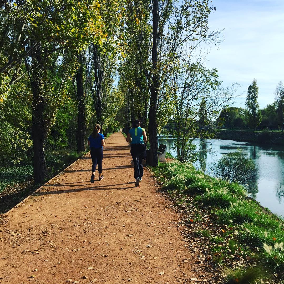 jeunes femmes faisant du running au bord de la rivière avec leur coach sportif d'Esterel Coaching