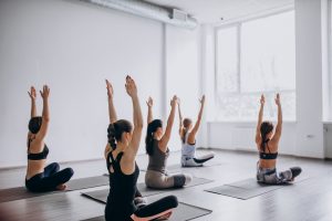 Groupe de stagiaires pendant le cours estival de danse et yoga en août 2024